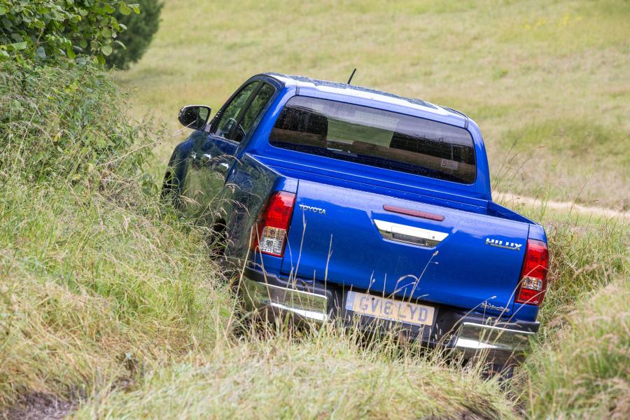  Toyota Hilux Invincible Double Cab 2016 года  (UK) (фото 7 из 30)
